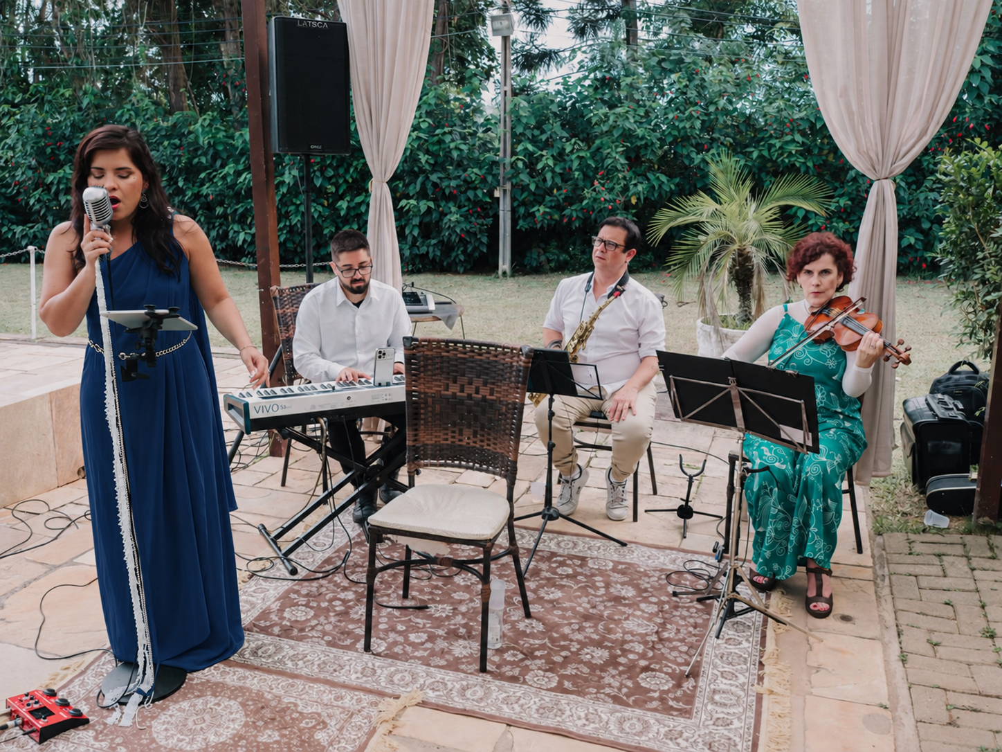 Geisa Mel com músicos de piano, saxofone e violino